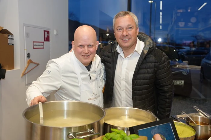 Starkoch Stefan Lastin ließ sich von Olympiasieger Fritz Strobl über die Schulter schauen.