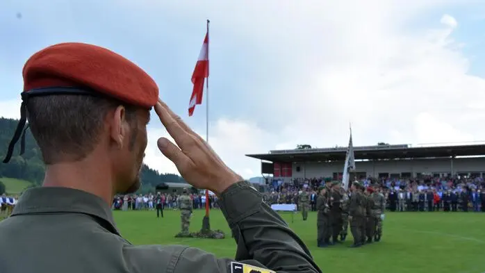 Ein Soldat salutiert