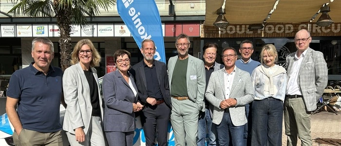 Die Projektverantwortlichen stehen vor dem Center