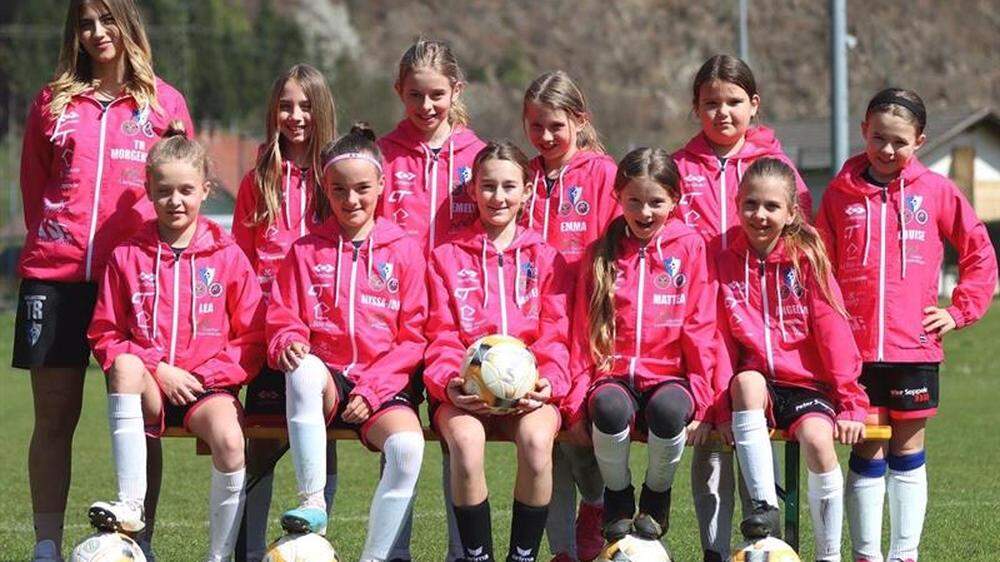 Die Sachsenburger „Soccer Girls“ mit Trainerin Alicia Morgenstern