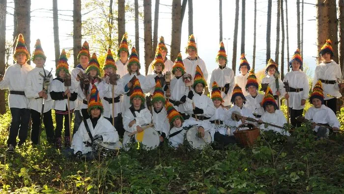Verkleidete Kinder stehen in einem Wald