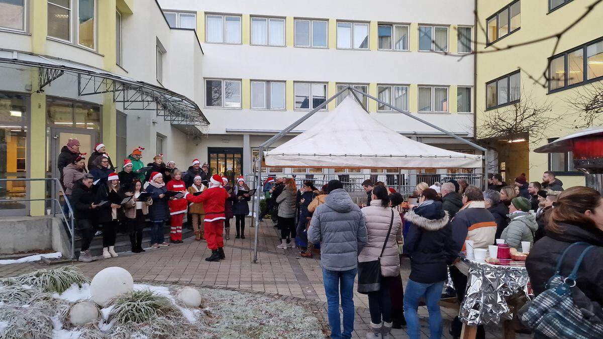 Beim Weihnachtspunsch des Krankenhauses Spittal wird auch der Krankenhaus-Chor auftreten