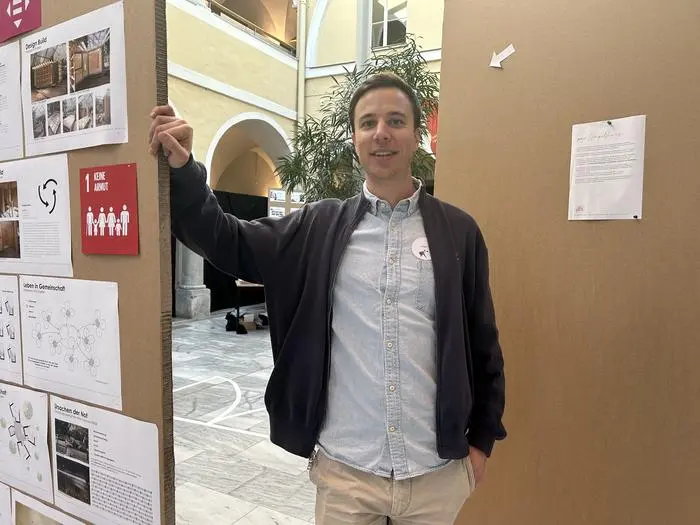 Julien Presland klärt in der „Haustüre“ der Obdachlosen-Unterkunft über das Projekt auf