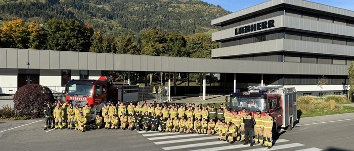 Die ausgebildeten Osttiroler Feuerwehrleute mit den zuständigen Bezirksausbildern und den Verantwortlichen der Landesfeuerwehrschule Tirol
