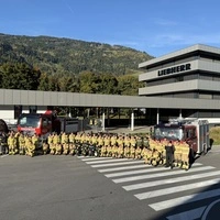 Die ausgebildeten Osttiroler Feuerwehrleute mit den zuständigen Bezirksausbildern und den Verantwortlichen der Landesfeuerwehrschule Tirol