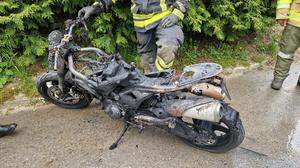 Ein Motorrad fing Mittwochnachmittag in einer Tiefgarage Feuer