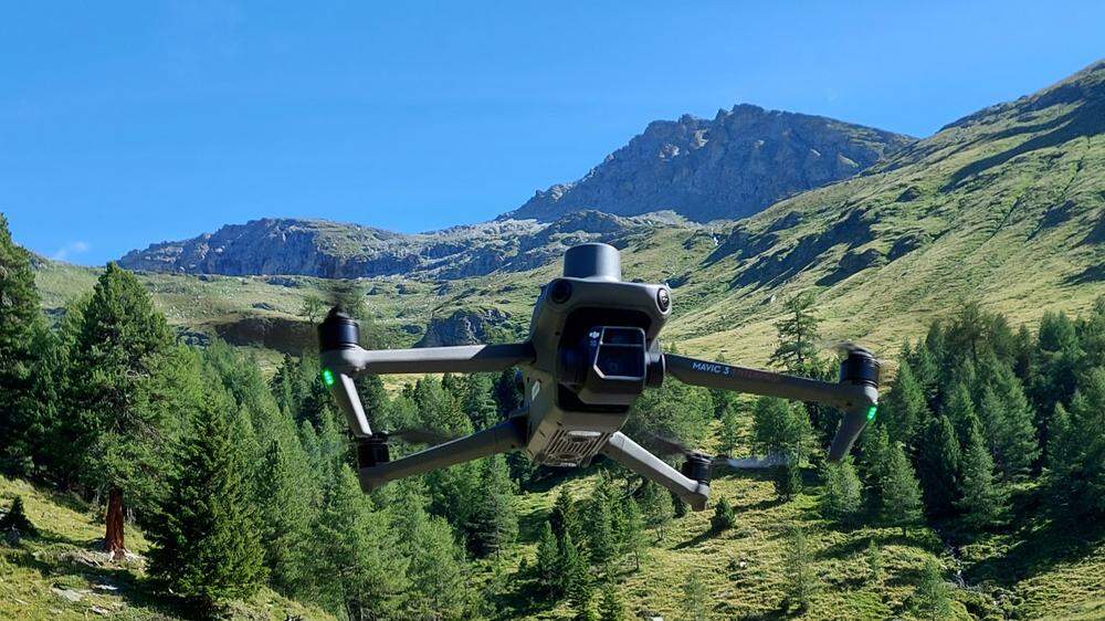 Mit Drohnen werden neben Gebäuden auch Wildbäche und Hänge überflogen, um potenzielle Gefahrenstellen zu erkennen
