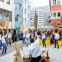 30.03.2024, Oesterreich, Lienz, Stadtmarkt Messinggasse, Ostereierpecken, Im Bild die Ratscher von Thurn - Brunner Images 2024, Foto: Brunner Images / Brunner Philipp