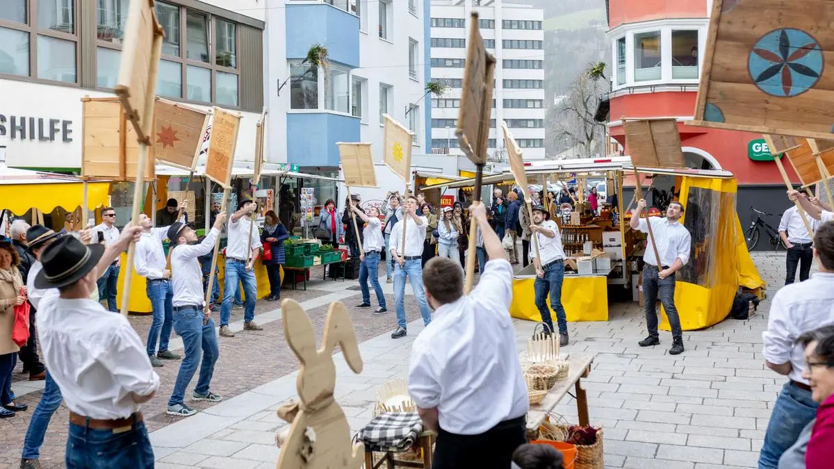 30.03.2024, Oesterreich, Lienz, Stadtmarkt Messinggasse, Ostereierpecken, Im Bild die Ratscher von Thurn - Brunner Images 2024, Foto: Brunner Images / Brunner Philipp