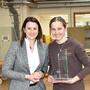 Arbeits- und Jugendlandesrätin Astrid Mair gratulierte Annalena Walder zum „Lehrling des Monats Februar 2024“ in ihrem Betrieb in Strassen