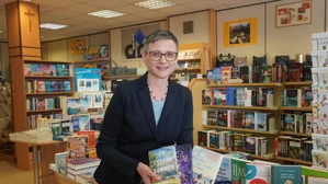 Barbara Kreiner in ihrer Buchhandlung Nest am Spittaler Hauptplatz