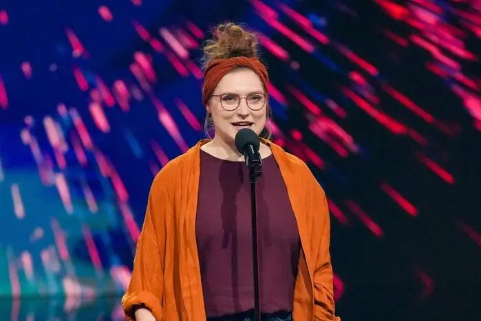 Magdalena Pircher verpasste knapp den Einzug in die Live-Shows: Die Osttiroler Musikerin präsentierte einen Poetry-Slam zum Thema „Wenn jeder Mensch sich liebt“ bei der ORF-Show „Die große Chance“. Den Einzug in die Finalshows schaffte sie zwar nicht, ihre Fans können ihren Werdegang jedoch auf ihrem Youtube-Kanal weiter verfolgen.