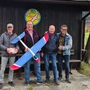 Vier Männer mit einem Modellflugzeug | Die Siegermannschaft: Werner Stanglechner, Michael Sussitz, Anton Kellner und Arne Hils