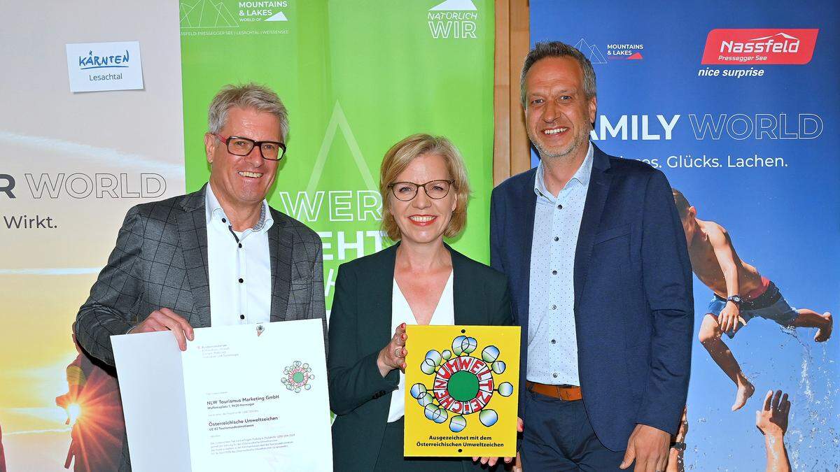 Christopher Gruber mit Klimaschutzministerin Leonore Gewessler und Markus Brandstätter bei der Verleihung