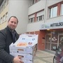 Club-Präsident Domenik Ebner bei der Auslieferung der Krapfen