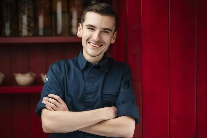 Dieser Gailtaler ist der jüngste „Wilde“ aller Zeiten:
Als jüngster Teilnehmer in der Geschichte der Rolling Pin Convention „Die jungen Wilden“ erkochte sich Thomas Hohenwarter den ersten Platz. Er arbeitet als Gardemanger bei Haubenkoch Stefan Glantschnig im Neusacherhof am Weißensee.  