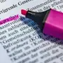 Ein Text auf dem ein Stift liegt