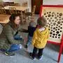 Kinder und Eltern können zwischen verschiedenen Holz-Spielen wählen