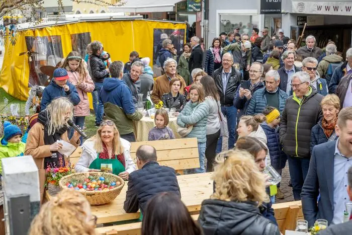 30.03.2024, Oesterreich, Lienz, Stadtmarkt Messinggasse, Ostereierpecken, Im Bild Besucher des Stadtmarktes Lienz - Brunner Images 2024, Foto: Brunner Images / Brunner Philipp