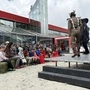 Besucher verfolgen eine Theatervorstellung