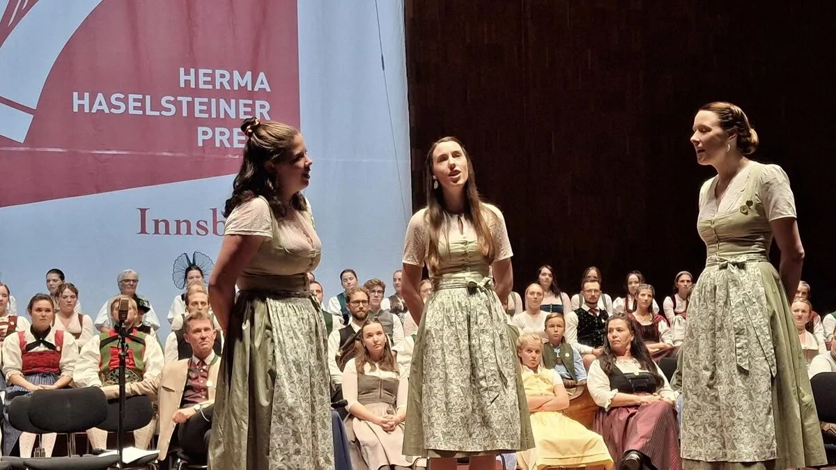 Die Gesangsgruppe „Glanschl Zwüllinge“ mit Vanessa Mölschl, Sara Glanzer und Sophie Glanzer. Sie sind Herma Haselsteiner-Preisträger des 25. Alpenländischen Volksmusikwettbewerbes