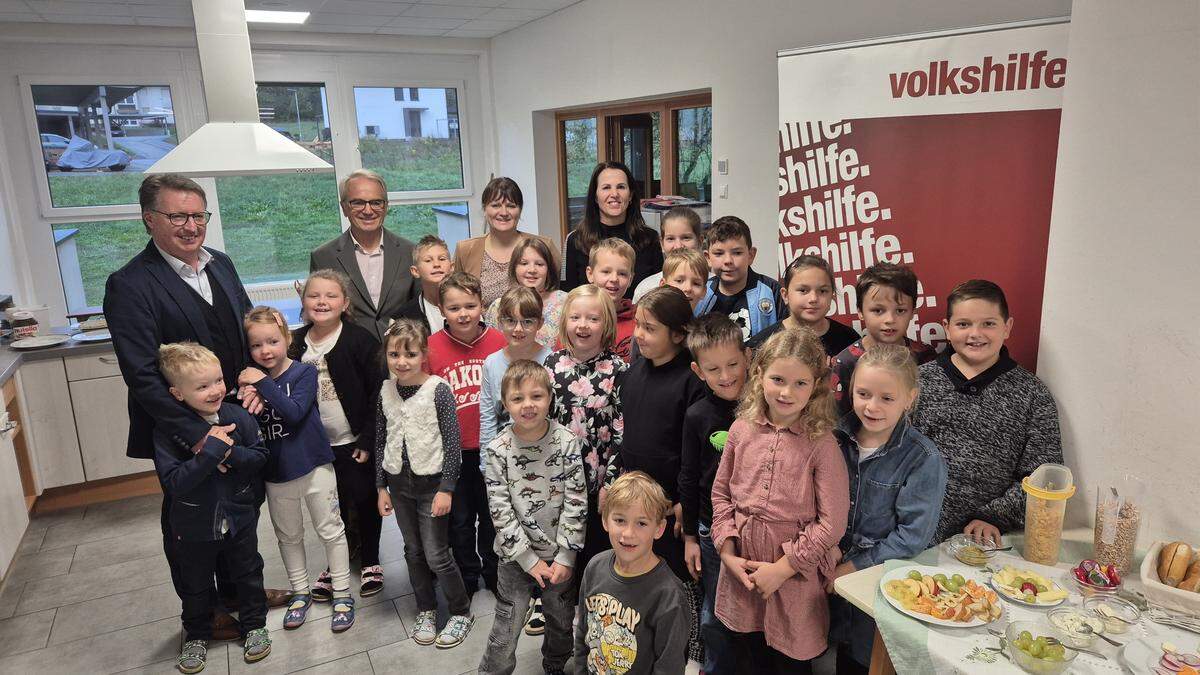 Bürgermeister Ewald Tschabitscher, Volkshilfe-Präsident Ewald Wiedenbauer, Andrea Penker und Direktorin Anita Hartlieb mit Kindern des Frühstücksclubs