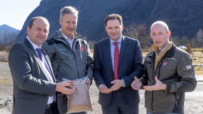 Der Bau des neuen Saatgut-Hauses ist im nächsten Jahr geplant. Zu sehen: Josef Geisler, Josef Fuchs, Norbert Totschnig und Christian Annewanter 