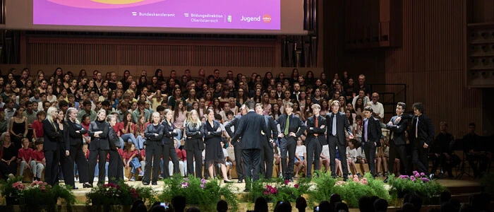 Ein großer Chor auf einer Bühne