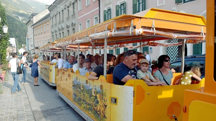 Ein Bummelzug mit vielen Fahrgästen