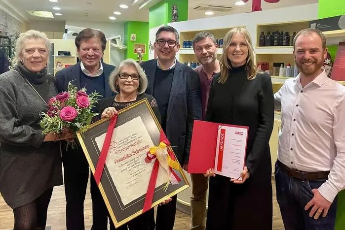 Seit 60 Jahren arbeitet sie im Friseursalon:
Franziska Schramm liebt ihren Beruf als Friseurin. Seit ihrer Lehre arbeitet sie im Friseursalon Koschitz in Spittal. Dafür gab es Ehrungen seitens der Stadt Spittal und der Innung.