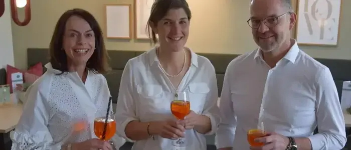 Drei Personen mit Getränken | Viktoria Maurer (Mitte) eröffnete im Sommer die Gelateria Nono in Sillian 