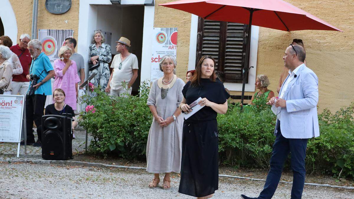 Marlies Liekfeld-Rapetti, Tanja Prušnik und Andreas Nestler bei der Eröffnung im Stiftshof