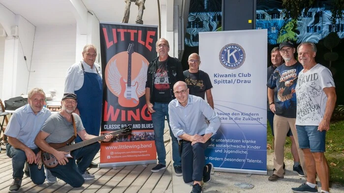 Musiker vor Plakaten