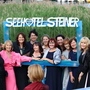Frauen stehen für ein Gruppenbild vor einem See