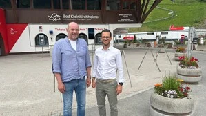 Zwei Männer lächeln in die Kamera