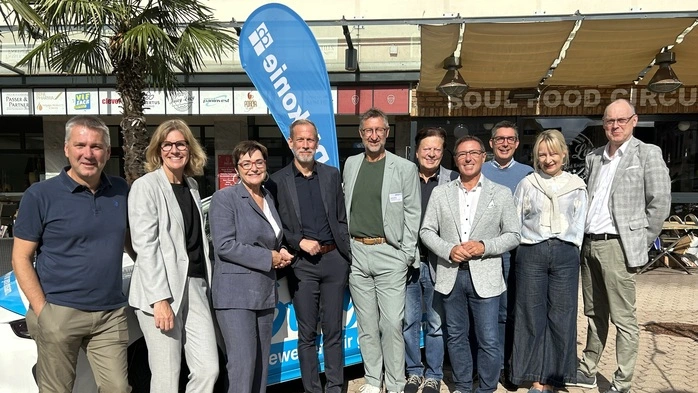 Die Projektverantwortlichen stehen vor dem Center