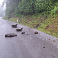 Durch die Niederschläge sind bereits Felsbrocken auf die Straße gestürzt