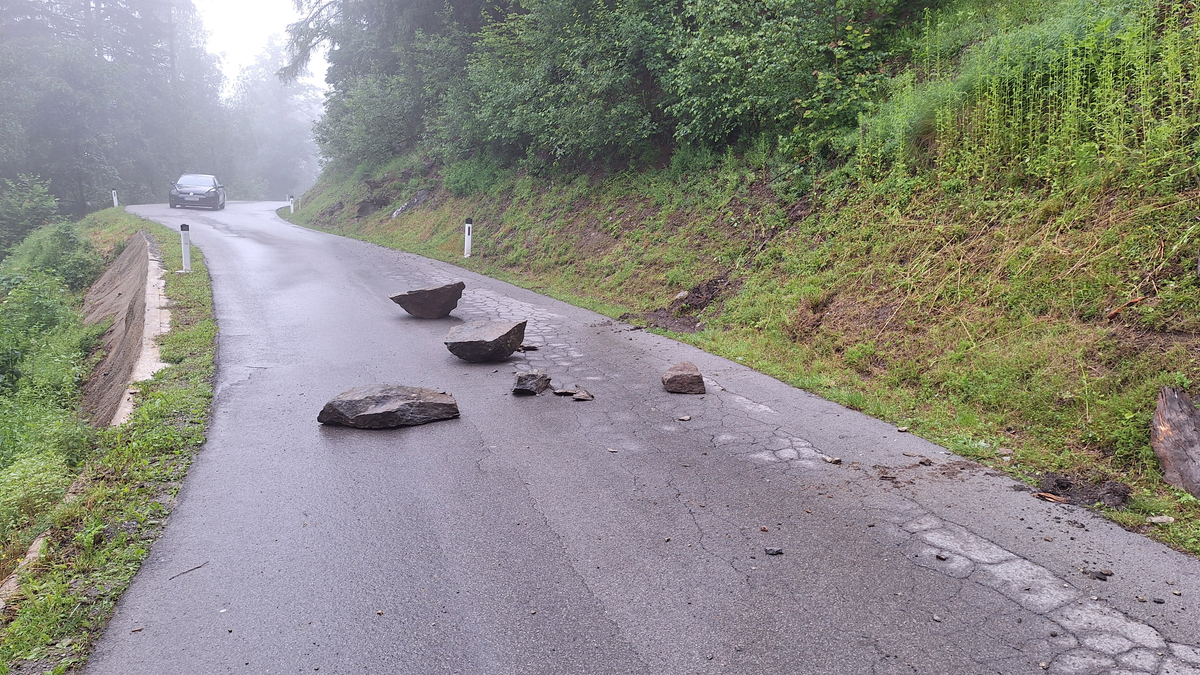 Durch die Niederschläge sind bereits Felsbrocken auf die Straße gestürzt