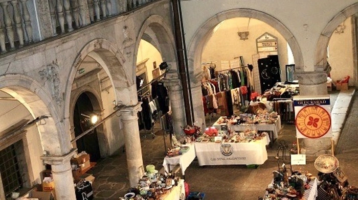 Der Flohmarkt findet im Schloss Porcia statt