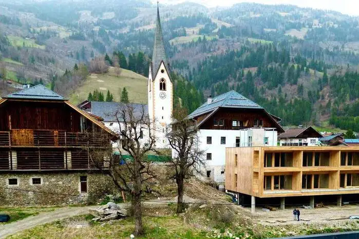Millioneninvestition für Wohnbau-Projekt in Rangersdorf:
Unter dem Motto „Modernes Wohnen im historischen Umfeld“ entstanden im Zentrum von Rangersdorf 18 neue Wohneinheiten im ehemaligen Wirtshaus „Wirt zu St. Peter“ samt Neubau. Für die Gasträume im Erdgeschoss wurden zudem neue Betreiber gesucht.