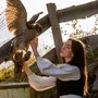 Eine Frau mit einem Adler