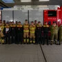 Feuerwehrkameraden vor einem Feuerwehrauto