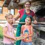 Jungbäuerin Sophie-Madeleine Stabentheiner mit ihren Nichten Elena und Johanna