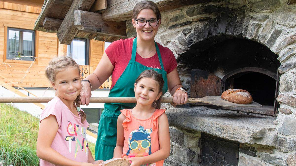 Jungbäuerin Sophie-Madeleine Stabentheiner mit ihren Nichten Elena und Johanna