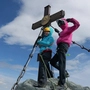 Zwei Mädchen stehen auf einem Berggipfel