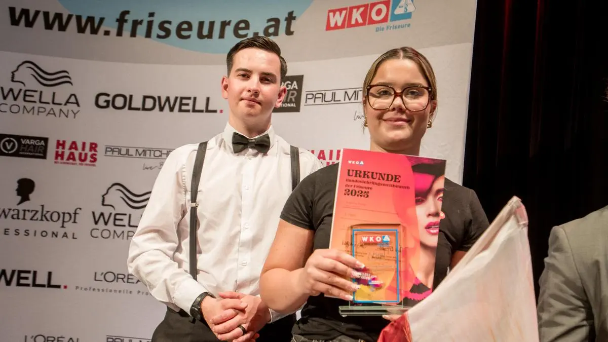 Angelina Rainer aus Dölsach durfte sich gemeinsam mit ihrem Model über den 3. Platz beim Bundeslehrlingswettbewerb der Friseure freuen