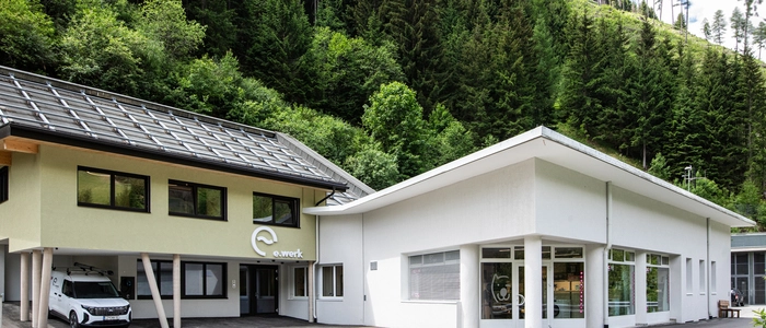 Ein Firmengebäude samt Zubau