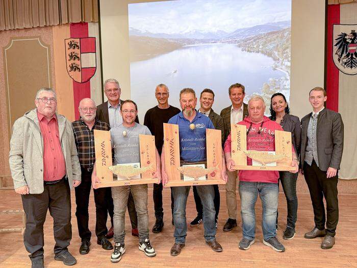 Ino Bodner (Obmann des Fischereiverbandes ), Herbert Ambrosch (Fischereiverwalter), Alexander Thoma (Bürgermeister von Millstatt), Mathias Schmid (2. Platz), Christian Pototschnig (Hauptsponsor DAIWA) Franz Hribernik (1. Platz), Christopher Pucher (Fischereiverband), Thomas Schäfauer (Bürgermeister von Seeboden), Peter Reichl (3. Platz), Sabine Egger (TVB Seeboden) sowie Fabian Nikolasch (Fischer Millstatt)