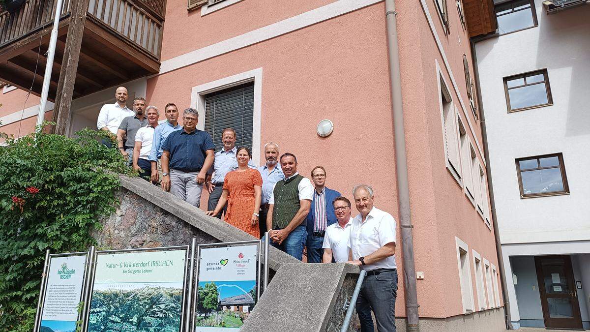 Die Teilnehmer an der Rahmenfinanzierung: Florian Rudolf-Miklau (Bundesministerium), Ewald Tschabitscher (Steinfeld), Reinhard Schell (Straßenbauamt Spittal), Wolfgang Krenn (Berg im Drautal), Johannes Pirker (Dellach), Karoline Turnschek (Weißensee), Josef Brandner (Greifenburg), Manfred Dullnig (Irschen), Stefan Piechl (WLV), Stefan Brandstätter (Oberdrauburg) Wilfried Klaus (WLV) und Albert Reuter (Verbund Hydro Power)