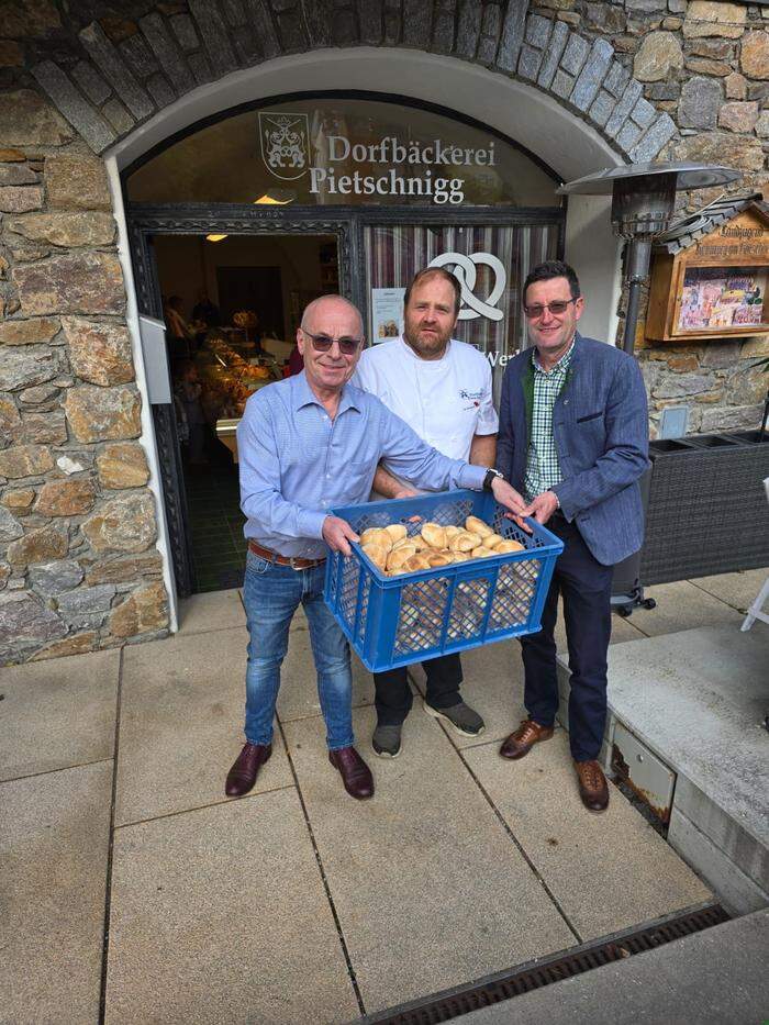 Siggi Neuschitzer, Christoph Pietschnigg und Bürgermeister Franz Aschbacher bei der Eröffnung der Dorfbäckerei